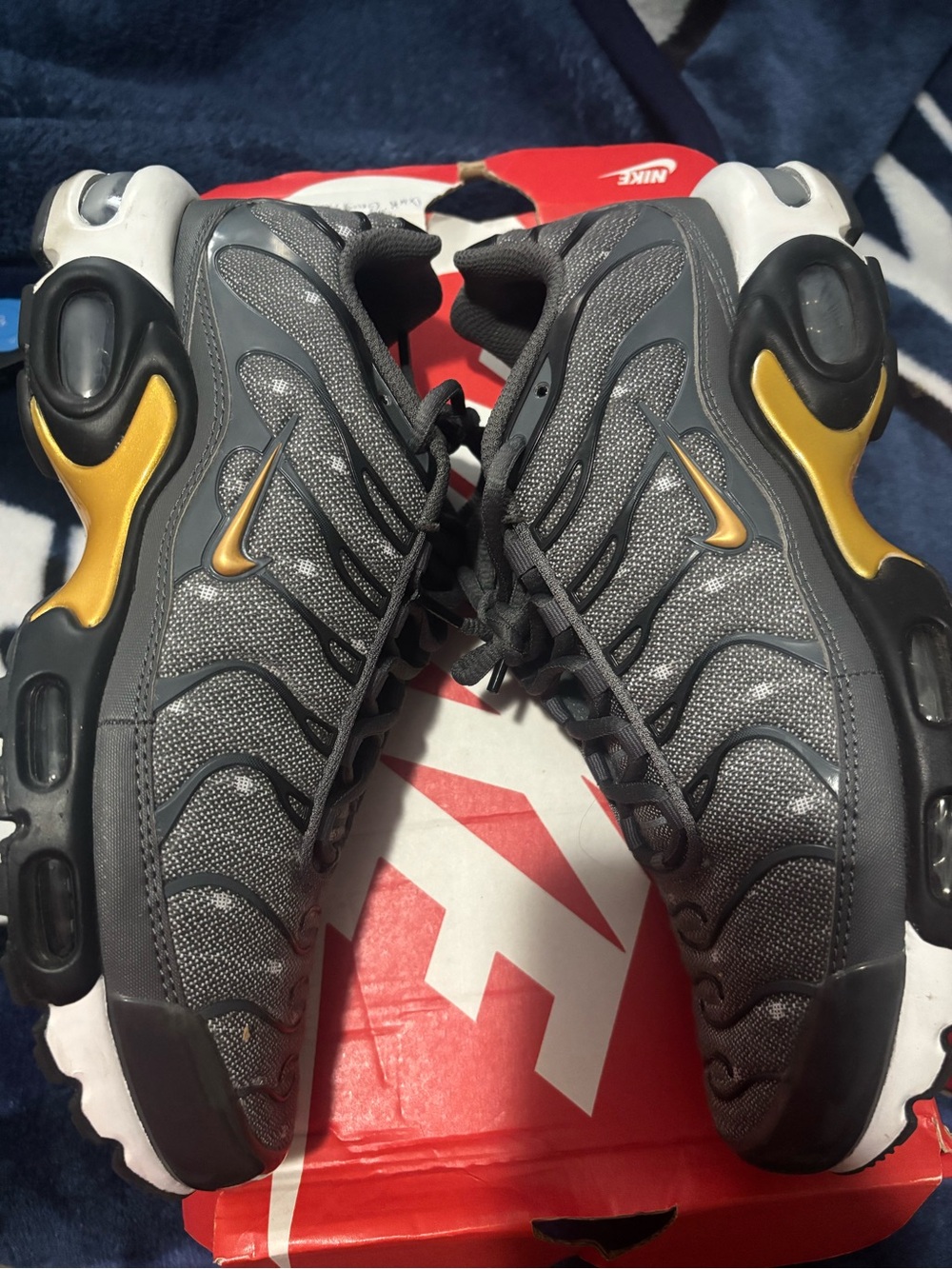 Nike Air Max Plus SE in Iron Grey, Metallic Gold & Black - Picture 5 of 7